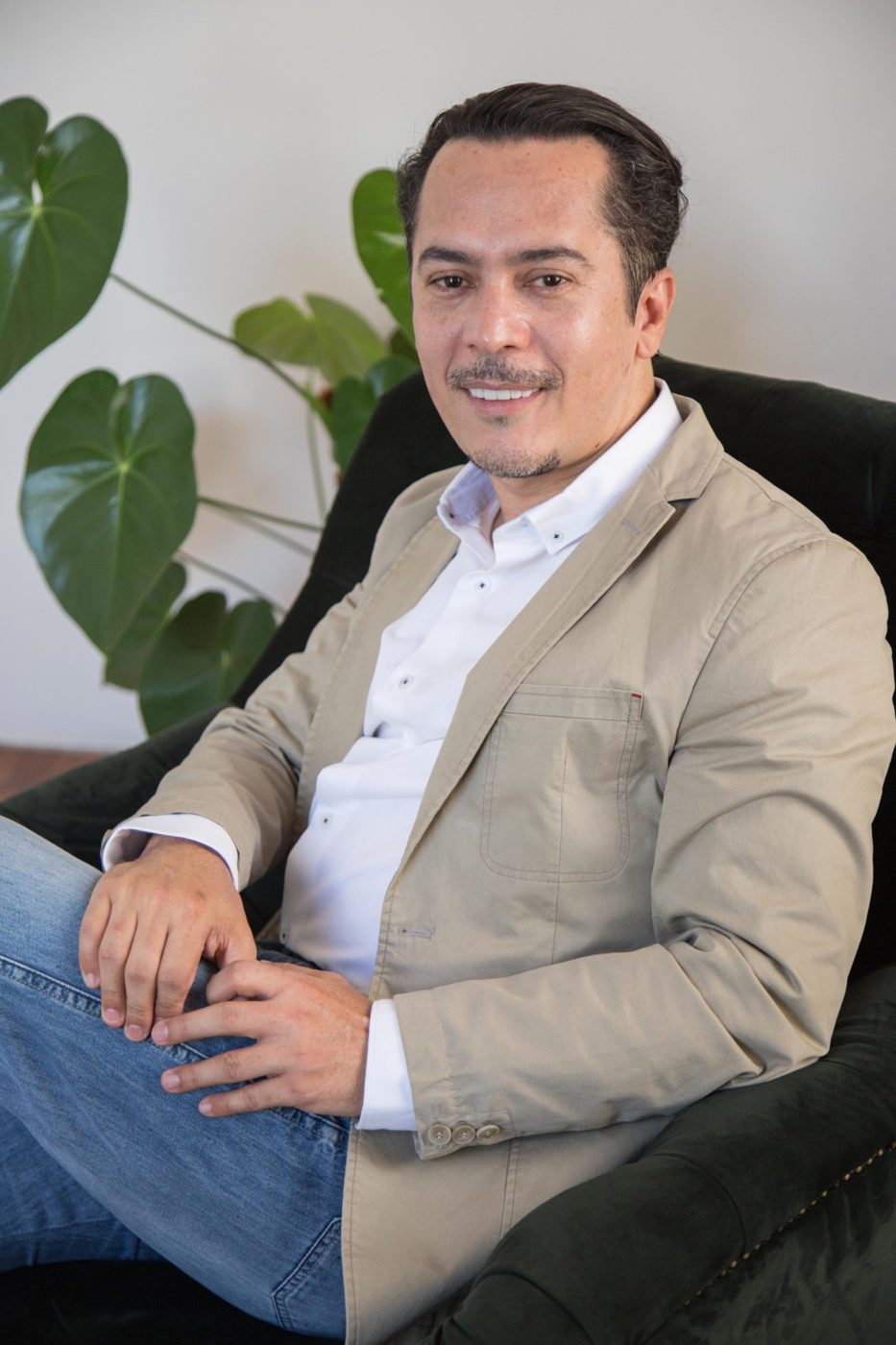 Sérgio Felix sentado numa poltrona